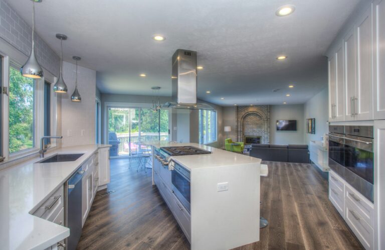 Kitchen with brown wood floors and a central island. large, modern kitchen